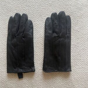 Black faux leather gloves
